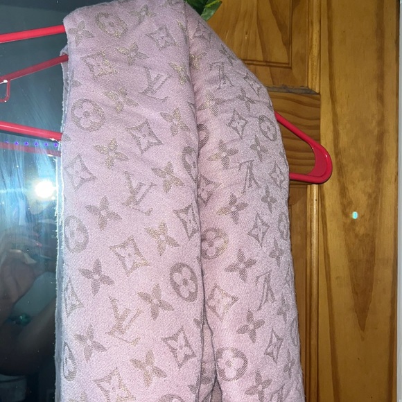 Pink Louis Vuitton Shawl, never worn - Picture 2 of 2